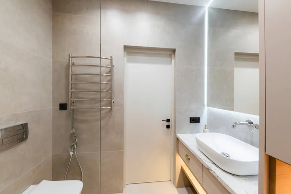 Badezimmereinrichtung Mit Großen Spiegelgrauen Fliesen Und Glaswand — Stockfoto