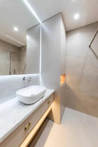 Badezimmereinrichtung Mit Großen Spiegelgrauen Fliesen Und Glaswand — Stockfoto