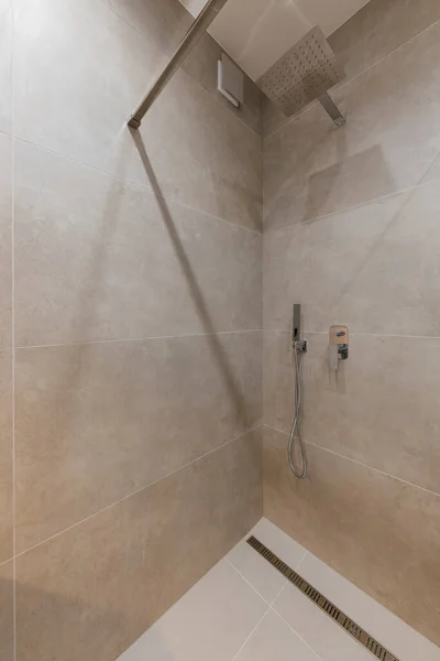Diseño Interior Del Cuarto Baño Con Grandes Azulejos Espejo Gris — Foto de Stock