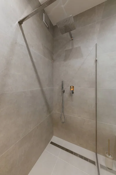 Εσωτερική Διακόσμηση Μπάνιο Μεγάλο Καθρέφτη Γκρι Πλακάκια Και Γυάλινο Τοίχο — Φωτογραφία Αρχείου