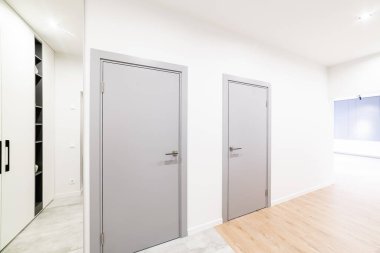 Beyaz tavan arası duvarları olan yeni, ferah bir daire.