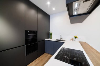 Modern, yeni, şık, minimalist siyah mutfak.