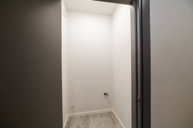 Boş, beyaz duvarları olan parlak bir oda.