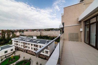 Boş, yeni, temiz balkon şehir manzaralı.