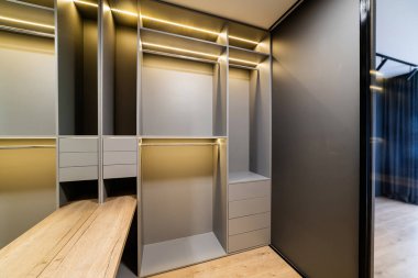 Rafları ve shuflads ile boş dolap