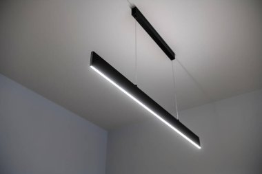 Yeni, şık lamba çatı katı tarzında siyah..