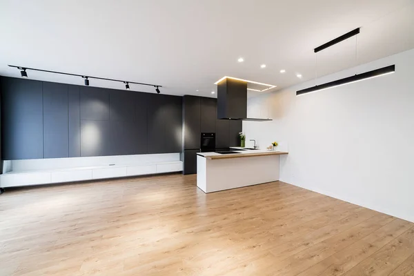 黒いキッチン付きの家のインテリアデザイン — ストック写真