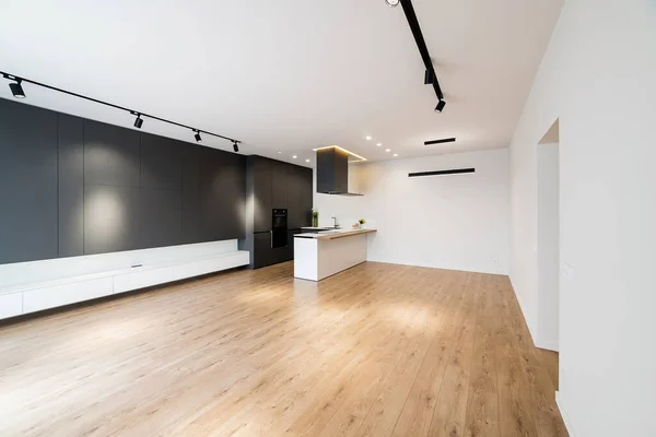 オーク材の床と黒のスタジオキッチン — ストック写真