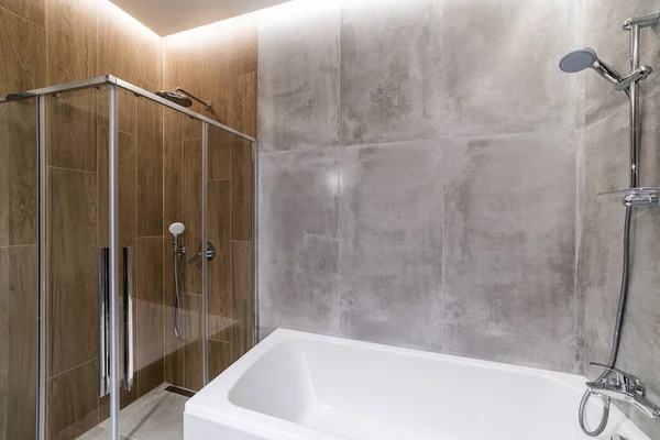 Temiz Gri Fayanslı Yeni Bir Banyo — Stok fotoğraf