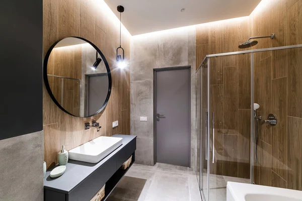 Boş Tavan Arası Tarzı Banyo Yuvarlak Ayna — Stok fotoğraf