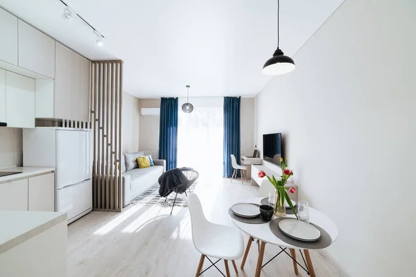 Desain Interior Apartemen Cerah Baru Dengan Furnitur Dan Jendela Besar — Stok Foto