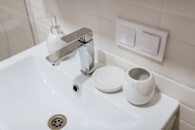 Parlak bir banyoda yeni bir lavabo.