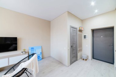 bir aile için yeni bir dairenin modern iç tasarımı