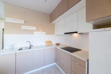 bir aile için yeni bir dairenin modern iç tasarımı