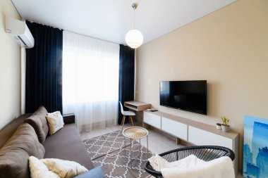 Mobilyalı modern daire, kanepe ve aile için mutfak stüdyosu.