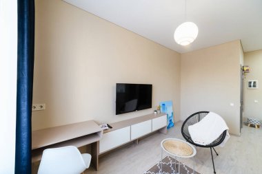 Mobilyalı modern daire, kanepe ve aile için mutfak stüdyosu.