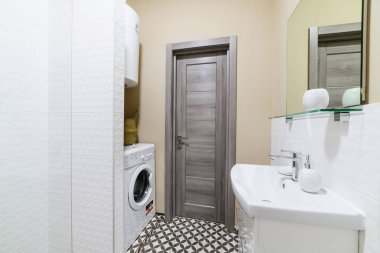 Duş kabini olan parlak bir banyonun iç tasarımı.