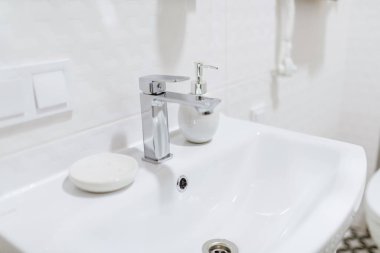 Işıl ışıl döşeli şık bir banyonun iç tasarımı