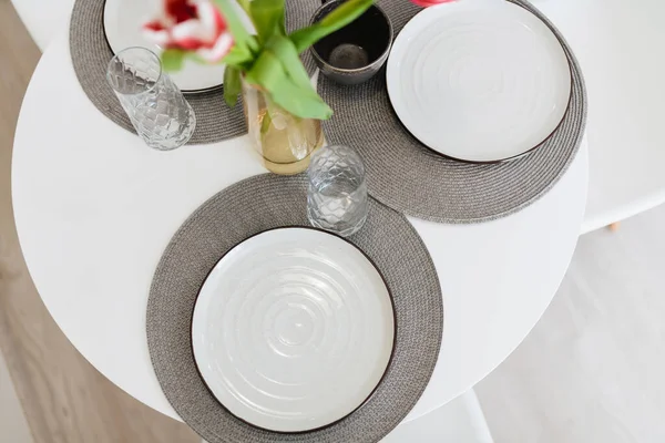 Yeni Bir Evde Mutfakta Yemek Için Yeni Beyaz Masa Sandalyeler — Stok fotoğraf