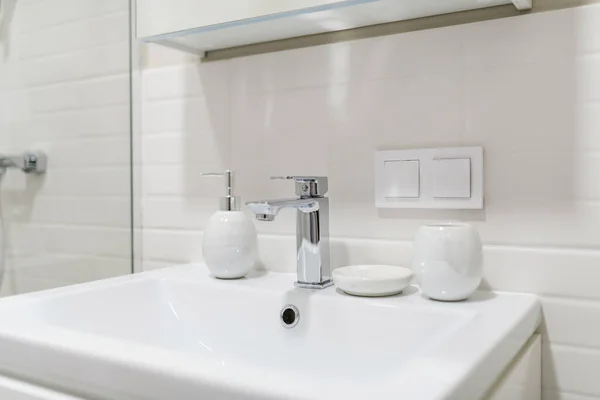 Egy Fehér Mosogató Egy Fényes Fürdőszobában — Stock Fotó