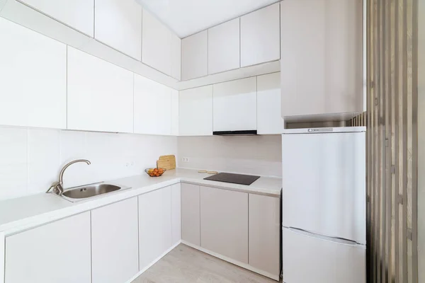 新大楼里新的明亮厨房工作室 — 图库照片