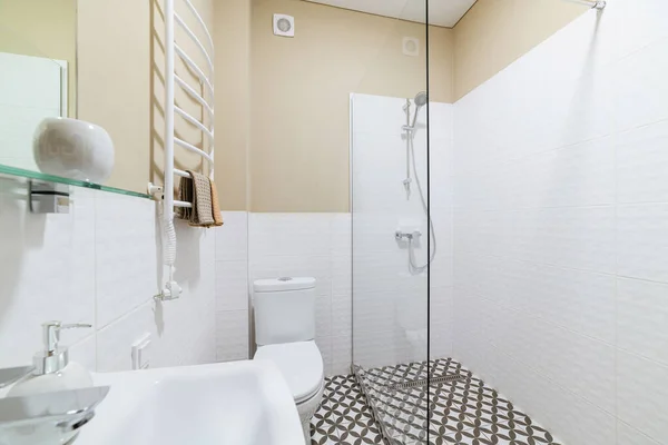 Design Interiores Banheiro Brilhante Com Cabine Duche — Fotografia de Stock