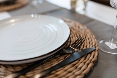 New Kitchen 'da şık yemekler yenen parlak bir masa.