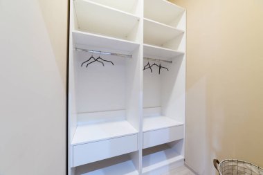 Dairedeki çeşitli kıyafetler için yeni, parlak bir gardırop.