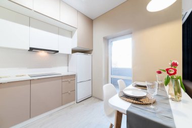 Evinde parlak mobilyalar olan yeni mutfak stüdyosu.