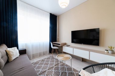 Geniş pencereli ve mobilyalı bir odanın modern iç tasarımı