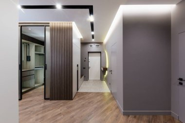 Modern bir iç tasarım. Yeni bir apartman dairesi.