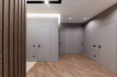 Gri duvarları, kapıları ve zemini olan modern apartman tasarımı