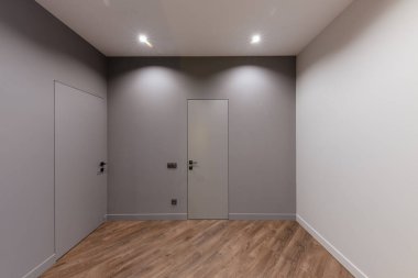 Gri duvarları, kapıları ve zemini olan modern apartman tasarımı