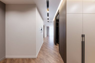 Aydınlık duvarları ve gardırobu olan yeni bir evin şık iç tasarımı.