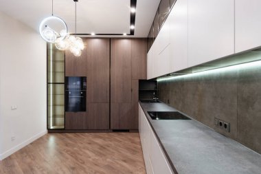 Aydınlık ve karanlık cepheli büyük bir stüdyo mutfağının iç tasarımı