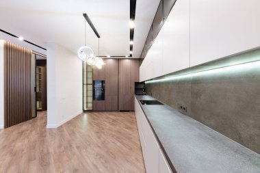 Aydınlık ve karanlık cepheli büyük bir stüdyo mutfağının iç tasarımı