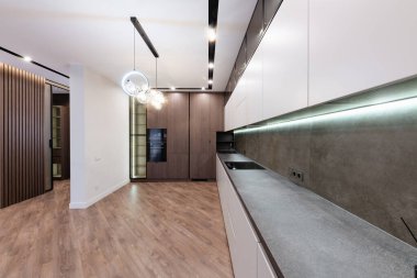 Aydınlık ve karanlık cepheli büyük bir stüdyo mutfağının iç tasarımı