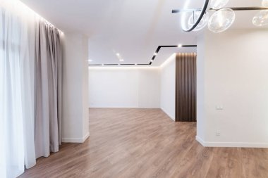 Aydınlık ve karanlık cepheli büyük bir stüdyo mutfağının iç tasarımı