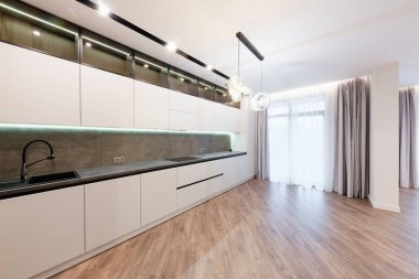 Aydınlık ve karanlık cepheli büyük bir stüdyo mutfağının iç tasarımı