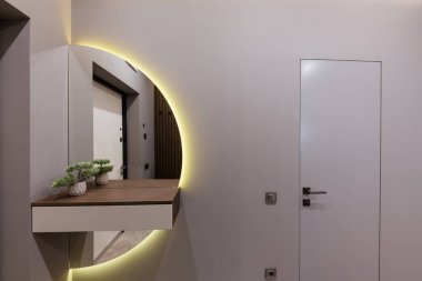 Koridorun yeni iç tasarımı. Ayna ve ışıklandırmayla birlikte.