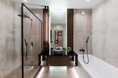 Koridorun yeni iç tasarımı. Ayna ve ışıklandırmayla birlikte.