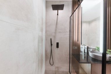 Koridorun yeni iç tasarımı. Ayna ve ışıklandırmayla birlikte.