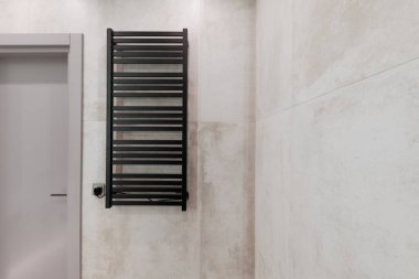 Koridorun yeni iç tasarımı. Ayna ve ışıklandırmayla birlikte.