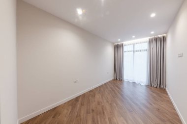 Işıklı, büyük, boş bir oda. İç tasarım