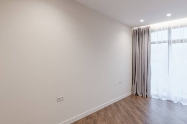 Işıklı, büyük, boş bir oda. İç tasarım