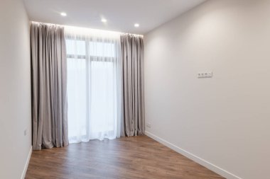 Işıklı, büyük, boş bir oda. İç tasarım