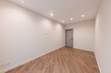 Işıklı, büyük, boş bir oda. İç tasarım