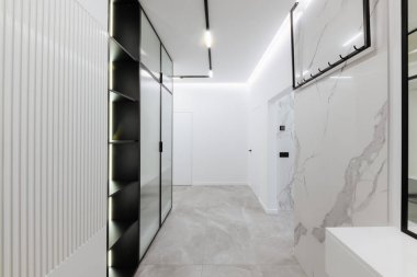 Parlak bir evin modern iç tasarımı.