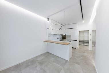 Modern, aydınlık mutfak stüdyosu ve yeni bir aile için yeni bir ev.