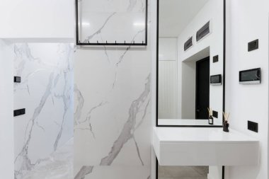 Evin iç dekorasyonunun modern stil tasarımı. Parlak bir koridoru ve dolabı var.